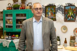 Costinaș, Profi